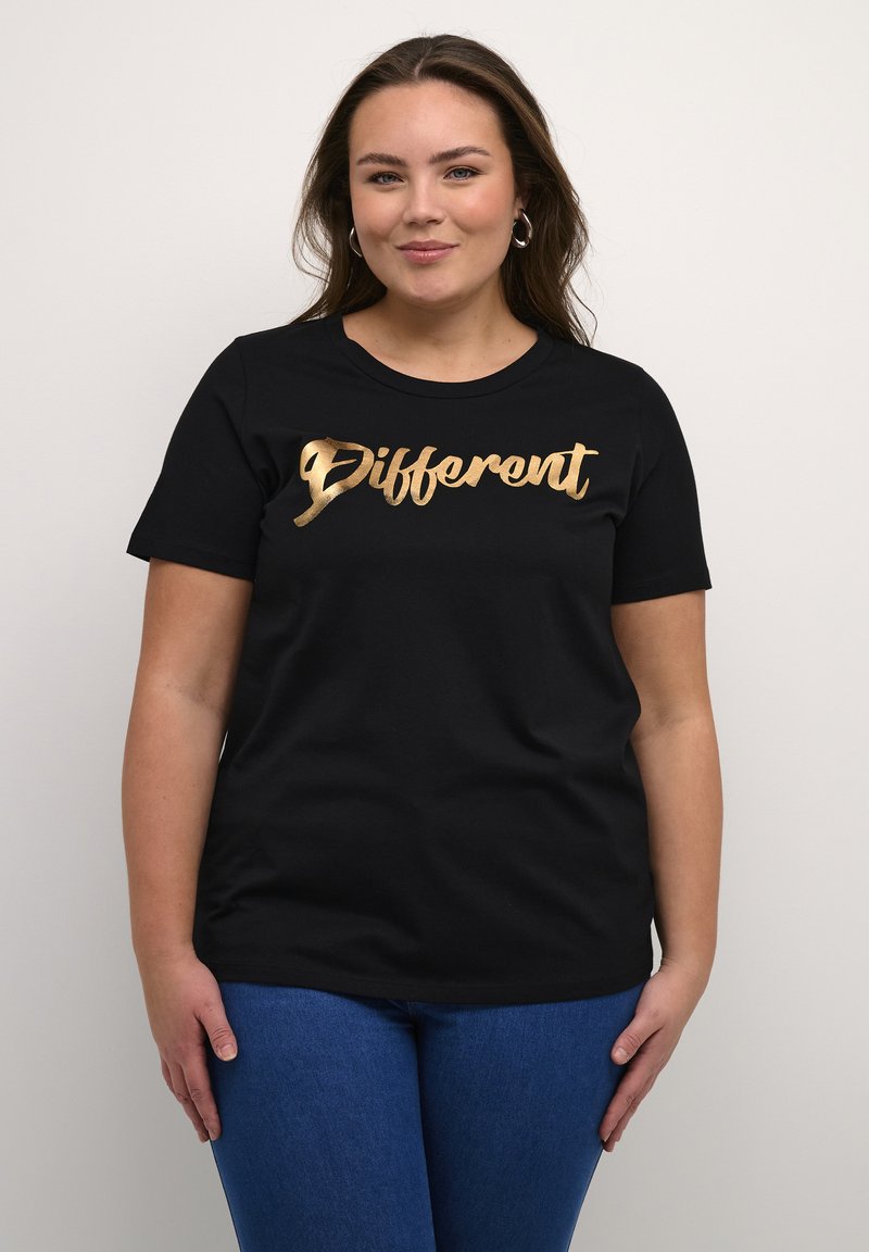 Schwarzes Baumwoll-T-Shirt mit kurzen Ärmeln, mit goldener Folienbeschriftung "Different" in geschwungener Schrift, runder Halsausschnitt und lässiger Schnitt.