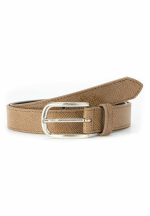 Tan leren riem met een gestructureerde afwerking en een metallic zilveren gesp. De riem is plat en heeft een gladde rand, geschikt voor casual kleding.
