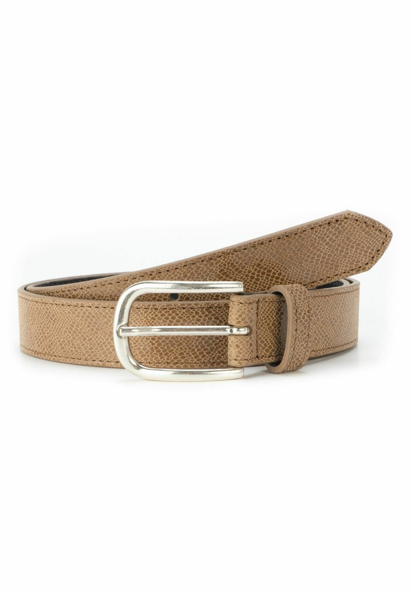 Tan leren riem met een gestructureerde afwerking en een metallic zilveren gesp. De riem is plat en heeft een gladde rand, geschikt voor casual kleding.