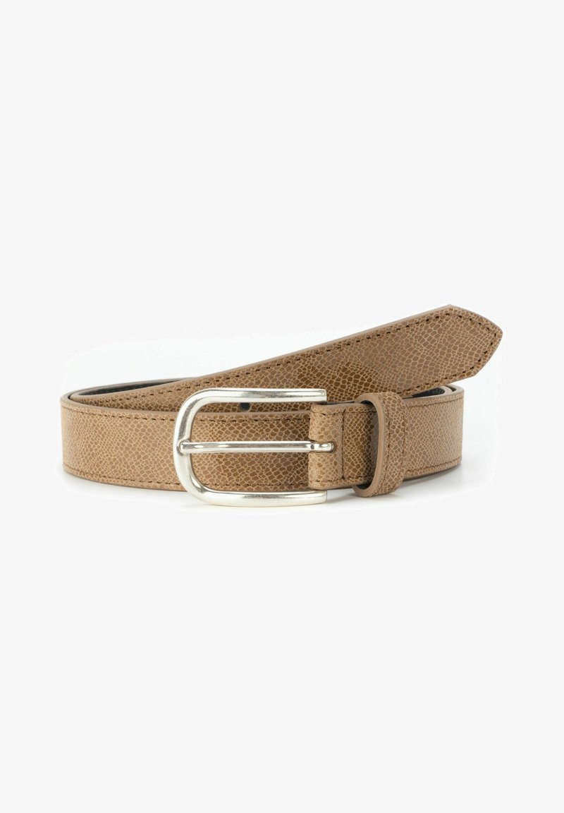 Tan leren riem met een gestructureerde afwerking en een metallic zilveren gesp. De riem is plat en heeft een gladde rand, geschikt voor casual kleding.
