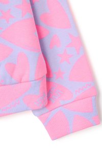 Manga de sudadera en tela púrpura con un patrón de corazones y estrellas rosas. Cuenta con puños acanalados para un ajuste cómodo. Textura suave.