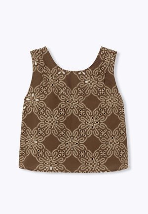 Crop top marron sans manches avec broderie en dentelle florale beige formant un motif en losange sur le tissu.