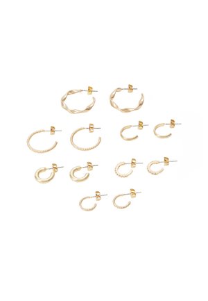 Ensemble de boucles d'oreilles dorées comprenant divers designs de créoles : textures torsadées, tressées et lisses. Plusieurs tailles et styles inclus.