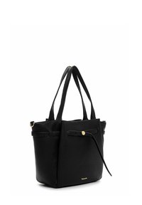 Černá kožená kabelka typu tote se dvěma uchy, s texturovaným povrchem, kontrastním zlatým tlačítkem a elegantním, strukturovaným designem.