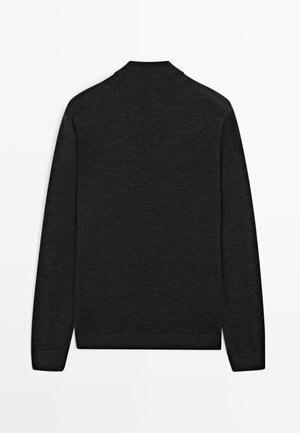 Pull en gris foncé avec un col montant et des manches longues. Fabriqué en tissu lisse, le dos présente un design épuré et simple sans embellissements.