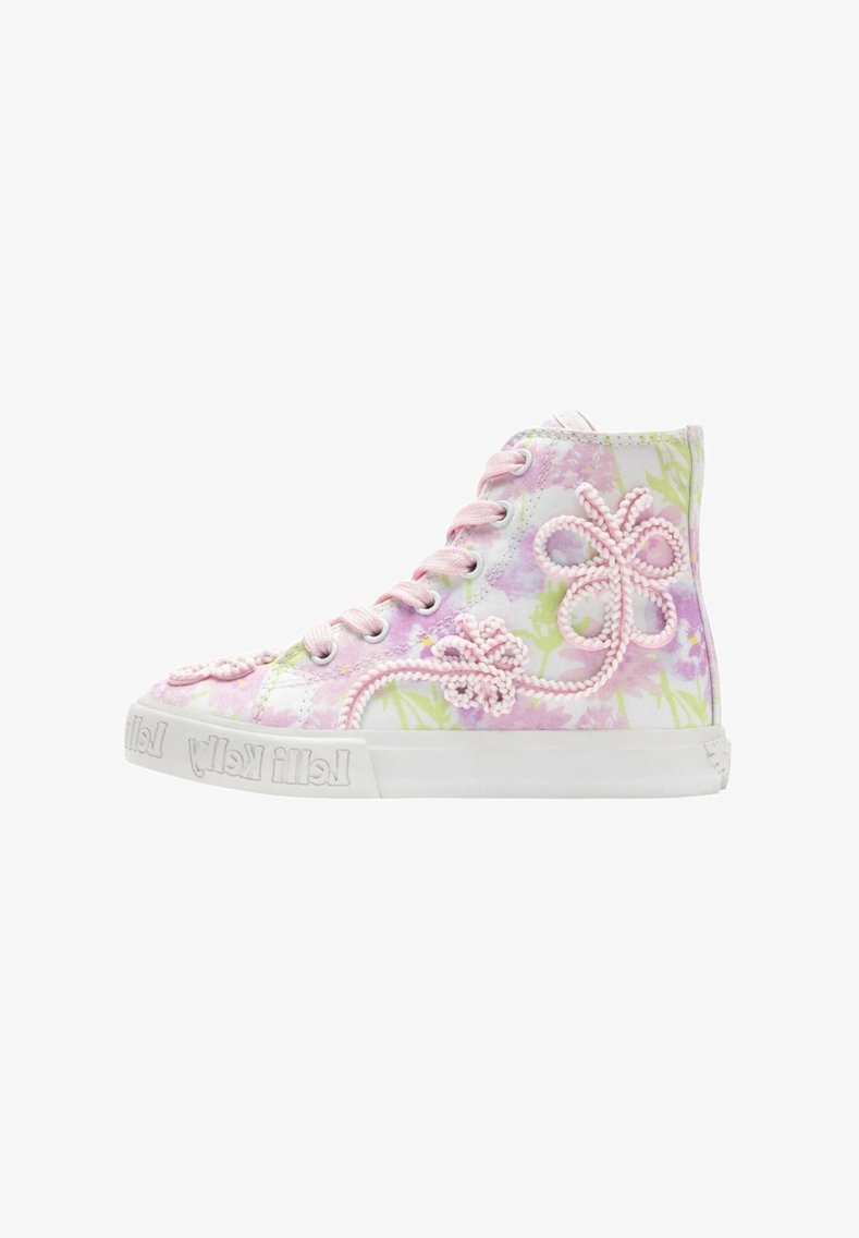 Sneaker alte con un motivo floreale pastello, lacci rosa e applicazioni di fiori in texture. La suola in gomma bianca presenta un dettaglio con logo.