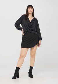 Terranova LUNGHE CON SCOLLO A CASCATA - Camicetta - nero