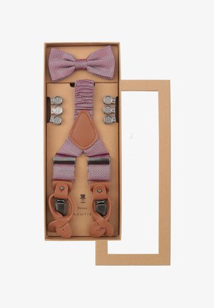 Verstellbare, burgunderrote und weiß gemusterte Hosenträger mit braunen Lederakzenten, kombiniert mit einer passenden Fliege und silbernen Metallclips.