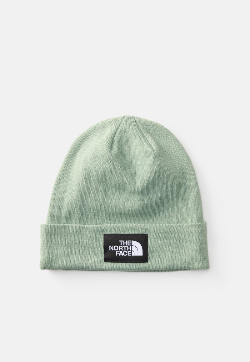 Beanie verde chiaro, texture a coste, con risvolto, caratterizzato da una patch rettangolare nera con dettagli del logo bianchi.