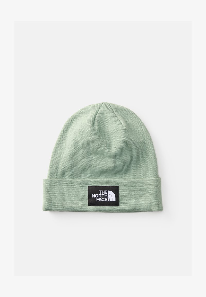 Caciula verde deschis, textură ribbată, cu mansetă pliată, având un patch dreptunghiular negru cu detalii albe ale logo-ului.