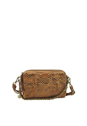 Sac bandoulière en cuir tressé marron avec sangle chaîne dorée et fermeture éclair, avec un petit logo de marque au centre avant.