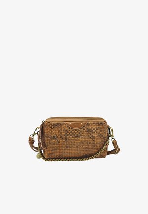 Sac bandoulière en cuir tressé marron avec sangle chaîne dorée et fermeture éclair, avec un petit logo de marque au centre avant.