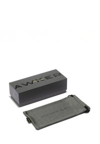 Černá krabička s vyraženým nápisem „HAWKERS“; šedý mikrovláknový sáček s logem, stahovací šňůrka, hladká textura.