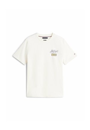 Hvid T-shirt med korte ærmer og rund hals, med teksten "Hilfiger" og et mærke med "Championship Team 1985" på venstre bryst, lille logo på venstre ærme.