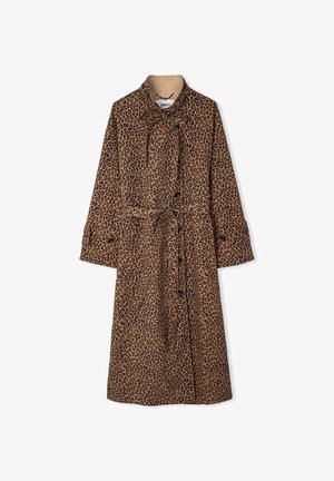 Langer brauner Trenchcoat mit Leopardenmuster, Knöpfen, Taillengürtel und Schleifendetail am Kragen.