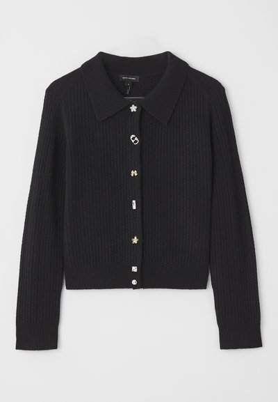 Cardigan nero a coste con collo a risvolto, caratterizzato da bottoni decorativi di diverse forme e colori, inclusi accenti metallici.