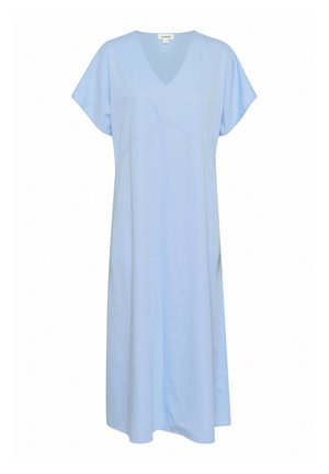 Gaiši zila, īsām piedurknēm kleita ar V-veida kaklu. Iespējo brīvu piegriezumu, taisnu formu un nedaudz pamanāmus izšuvumus. Mīksta auduma tekstūra.