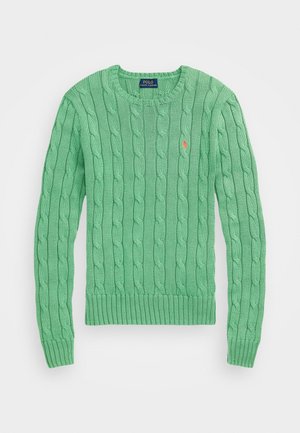 Pull à col rond en maille torsadée vert clair, manches longues, avec un petit logo brodé sur la poitrine.