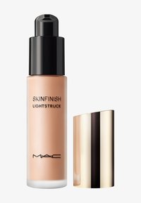 MAC Skinfinish Lightstruck nesteestevoide-pullo mustalla pumppulla ja irrotettavalla kiiltävän kultaisella korkilla valkoisella taustalla.