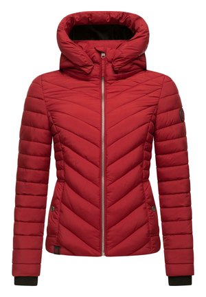 Veste matelassée rouge avec un design en chevrons, fermeture éclair et col haut. Dotée de poignets côtelés et d'un patch logo sur la manche.