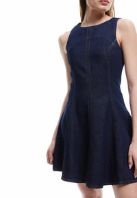 Denim jurk met een aansluitend lijfje en een uitlopende rok, voorzien van een ronde halslijn, mouwloos ontwerp en contrasterende stikdetails.