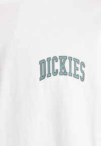 Dickies AITKIN CHEST TEE - Camiseta estampada - white/dark forest