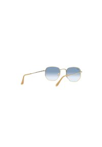 Gafas de sol cuadradas con lentes azul degradado, montura de metal dorado y brazos de acetato beige. Presenta un discreto detalle del logotipo en la lente.