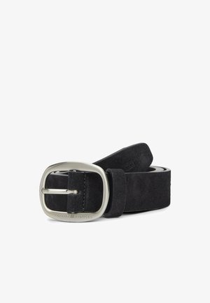 Sort ruskindsbælte med rundet sølvspænde indgraveret med "Tommy Hilfiger", løst rullet med en bælteholder ved siden af spændet.