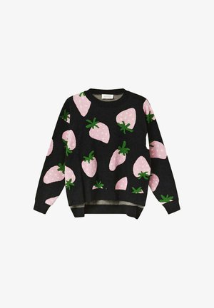Suéter negro con patrón de fresas rosas, acentos verdes y un ajuste relajado. Textura suave y cuello redondo; presenta un ligero dobladillo asimétrico.