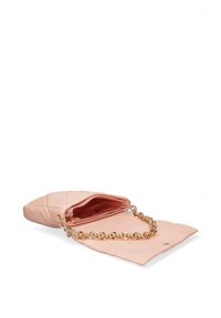 Borsa a tracolla in pelle rosa trapuntata con una catena dorata, caratterizzata da un'ampia apertura e un interno liscio. La chiusura è a pattina.