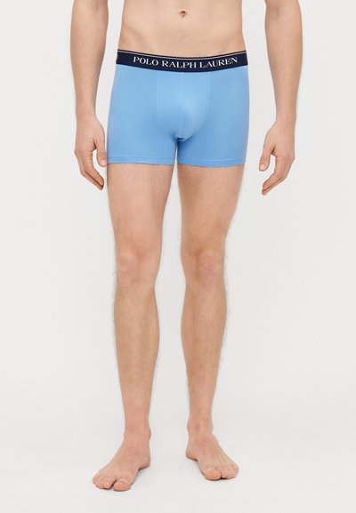 Ανοιχτό μπλε ανδρικά μποξεράκια με σκούρο μπλε ελαστική μέση που φέρει το λογότυπο "POLO RALPH LAUREN". Ομαλή υφή, εφαρμοστή σχεδίαση.