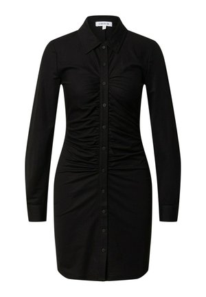 Czarna sukienka z długim rękawem, zapinana na guziki z przodu, z marszczonym materiałem na torsie i spiczastym kołnierzem.