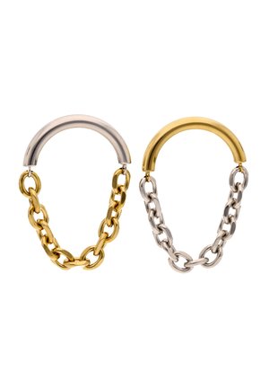Két fém lánc fülbevaló félig kör alakú tetejével, az egyik arany lánc ezüst tetejű, a másik ezüst lánc arany tetejű, fehér háttéren.