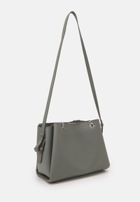 Zelená kůže s vyraženou strukturou, kabelka ve tvaru s pevným tvarem, dvojitými ramenními popruhy a stříbrnými detaily na vrchním zipu.