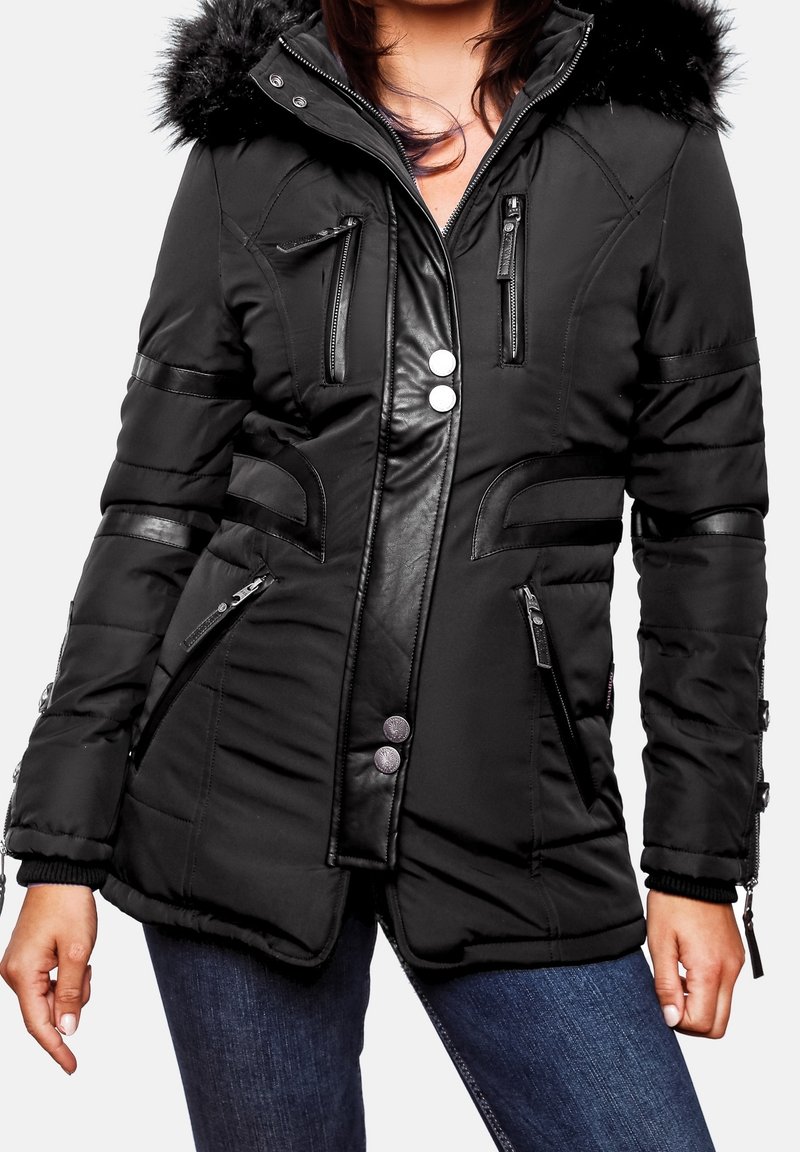 Czarna kurtka puchowa z kapturem wykończonym sztucznym futrem, kieszeniami zapinanymi na zamek, pikowanym wzorem i skórzanymi dodatkami. Posiada zapięcie na guziki oraz dopasowany krój.