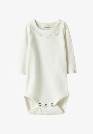 Body blanc à manches longues avec col en dentelle, tissu texturé et trois boutons-pression au bas. Motifs horizontaux subtils sur toute la surface.