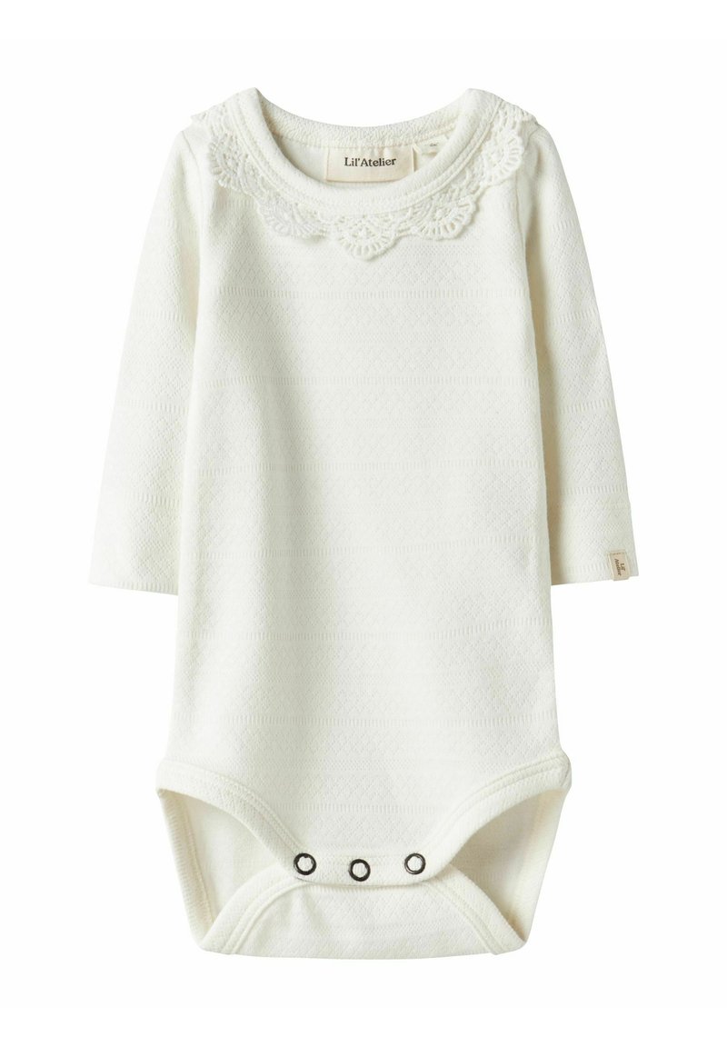 Body bianco a maniche lunghe con colletto in pizzo, tessuto strutturato e tre bottoni automatici sul fondo. Sottili motivi orizzontali su tutta la superficie.