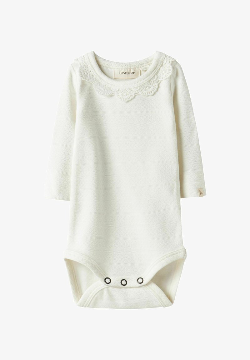 Body bianco a maniche lunghe con colletto in pizzo, tessuto strutturato e tre bottoni automatici sul fondo. Sottili motivi orizzontali su tutta la superficie.