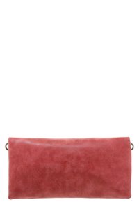 Bolso de mano rectangular de ante rojo con anillos metálicos en cada lado, fotografiado sobre un fondo blanco.