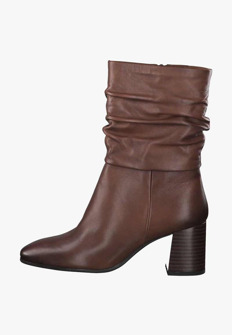 Bottine en cuir marron avec un design froncé, bout pointu et talon bloc côtelé. Texture lisse avec un éclat subtil, fermeture éclair à l'arrière.
