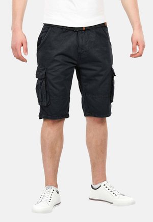 Schwarze Cargo-Shorts aus Baumwolle, mit Seitentaschen und einem lässigen Schnitt. Kombiniert mit weißen Sneakern mit strukturiertem Finish.