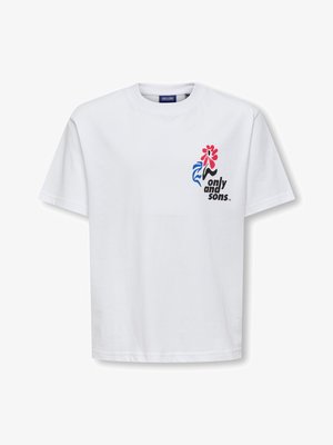 Hvid T-shirt med korte ærmer med rødt og blåt abstrakt blomsterdesign og teksten "only and sons" på venstre bryst.