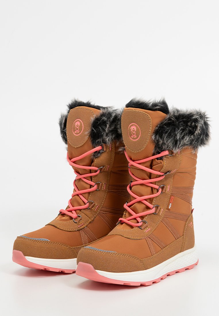 Braune Winterstiefel mit pinken Schnürsenkeln, Kunstpelzfutter an der Oberseite und pinken Sohlen, entworfen für kaltes Wetter.
