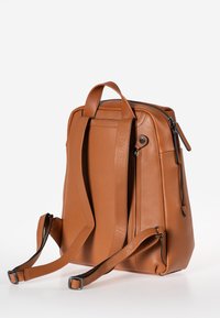 Zaino in pelle marrone con superficie texturizzata, due spallacci regolabili, manico superiore e chiusura con zip. Dettagli in metallo nero.