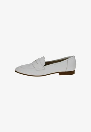 Weiße Lederloafers mit einem eleganten Design, ausgestattet mit einer gesteppten Spitze, flachem braunem Absatz und doppelten Vorderriemen für zusätzliche Details.