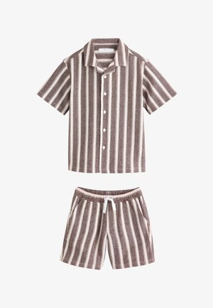 Braunes und weißes, vertikal gestreiftes Kurzarmhemd mit Knöpfen und passende Shorts mit Kordelzug.