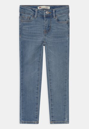 Lyseblå slim-fit jeans med forreste knap, bæltestropper og fem lommer, mærket "710 Super Skinny."