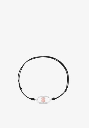 Bracelet en cordon noir ajustable avec un pendentif ovale en argent comportant un petit détail en forme d'ourson rose au centre.