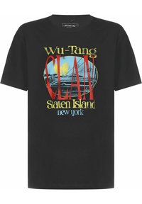 Sort bomulds T-shirt med et farverigt grafisk tryk med "Wu-Tang Clan" og "Staten Island, New York" i fed skrifttype.