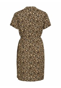 Klänning med leopardtryck i mjukt material, korta ärmar, V-ringning, midja som är knytbar, knälength, med svarta och bruna fläckar på en tan bakgrund.